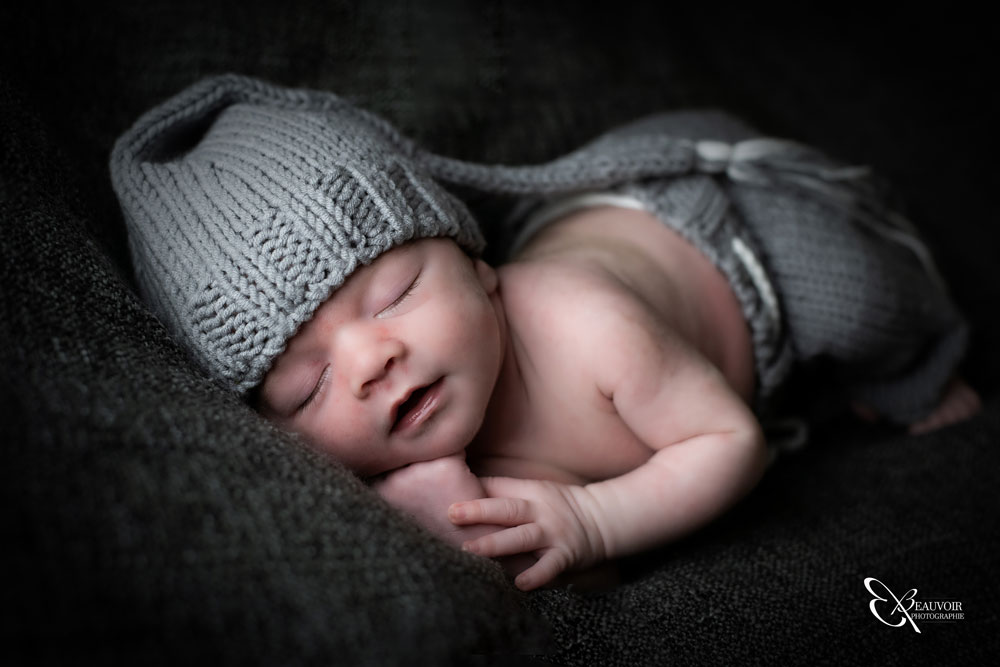 Photographe Chambery domicile BeauvoirPhotographie newborn nouveauné bébé famille 001