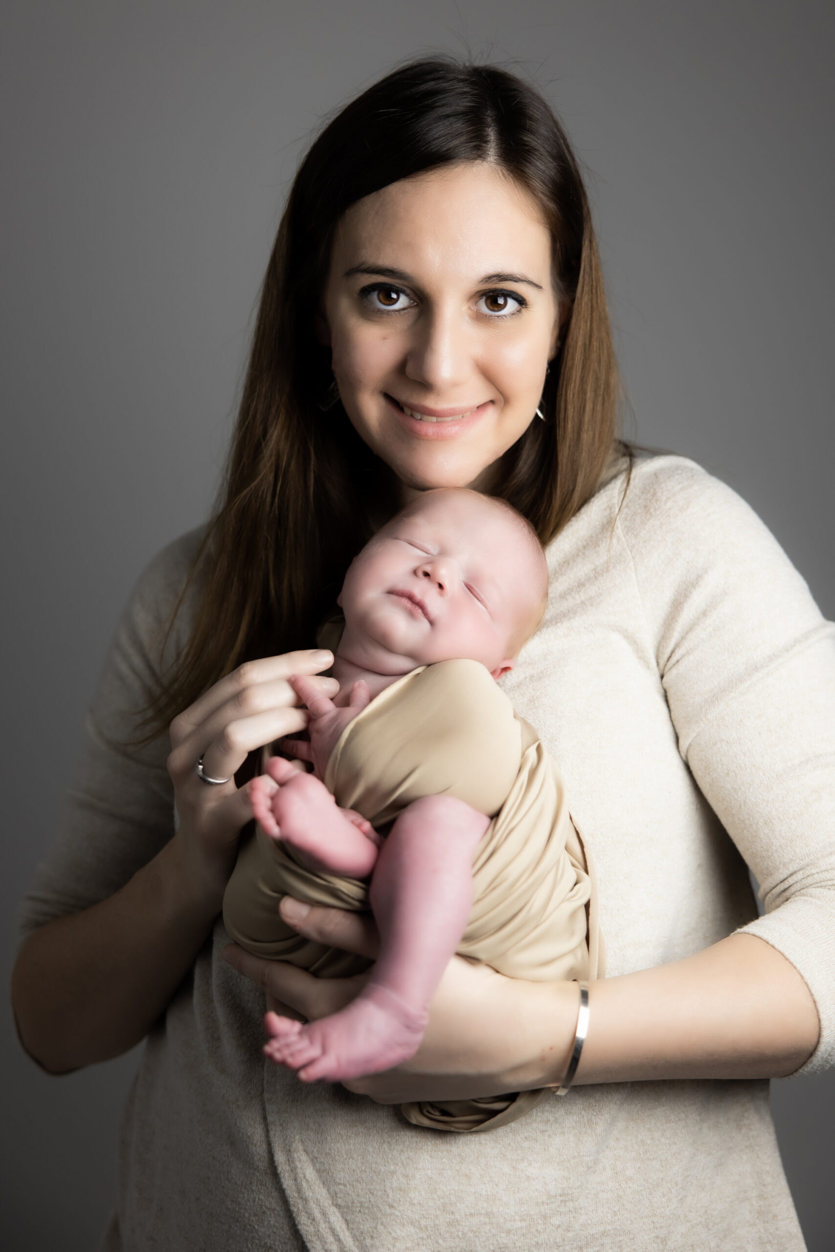 BeauvoirPhotographie chambery photographe portrait mum mumtobe baby bebe nouveaune 01 scaled