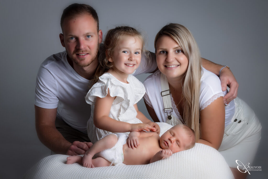 famille naissance photographenaissance nouveaune Beauvoirphotographie maternitechambery photographesavoie