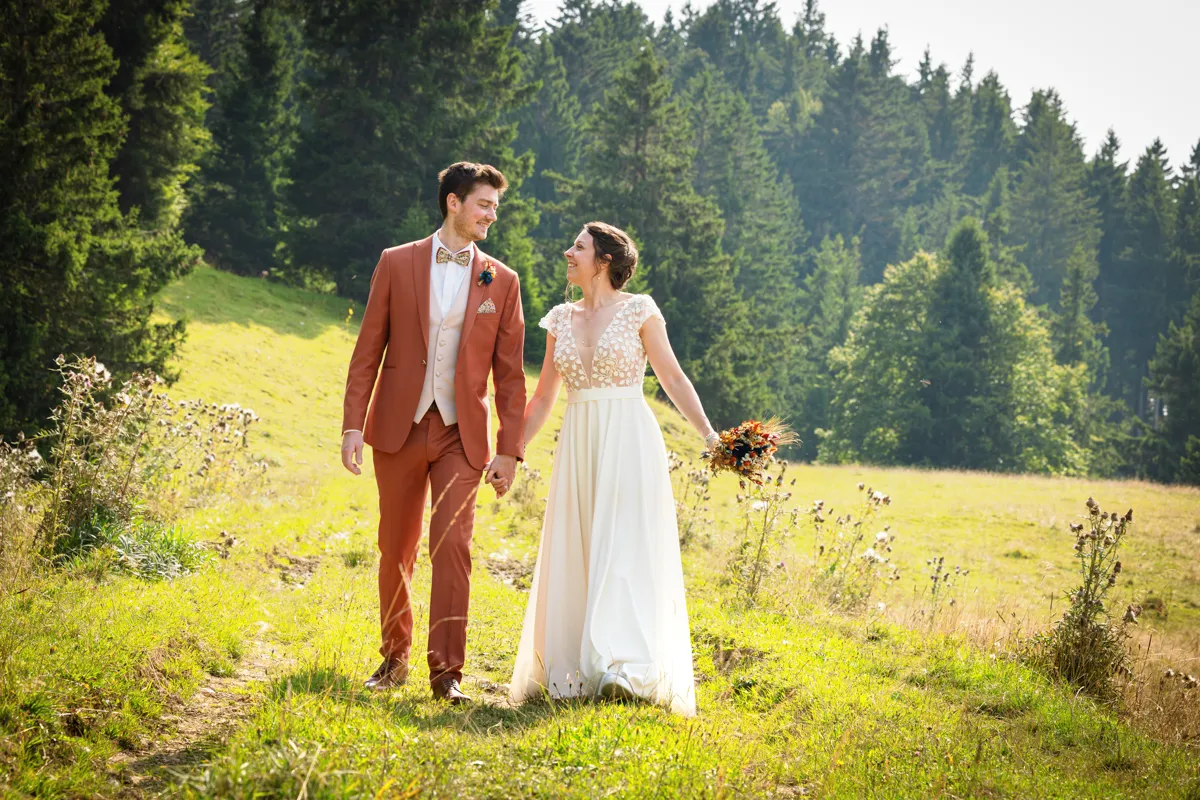 Photographe mariage à Chambéry (Savoie - 73) - Photo du couple en montagne ( Le Revard, Savoie) - Beauvoir Photographie - Aline Rassat